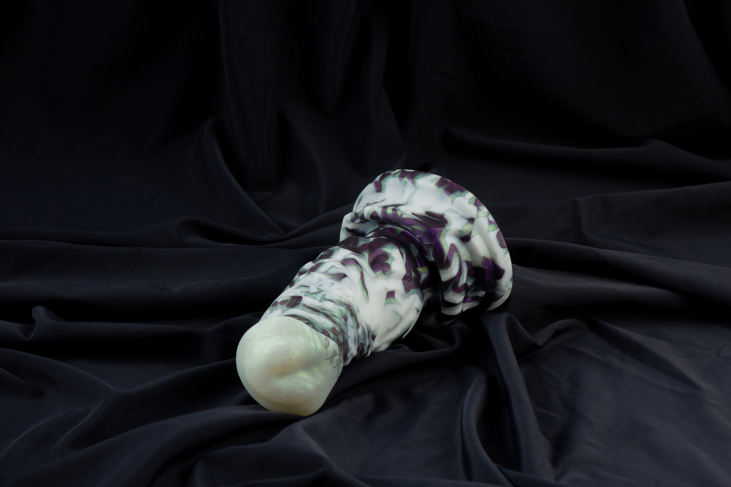 Phil, glow black and white marble, medium firmness
